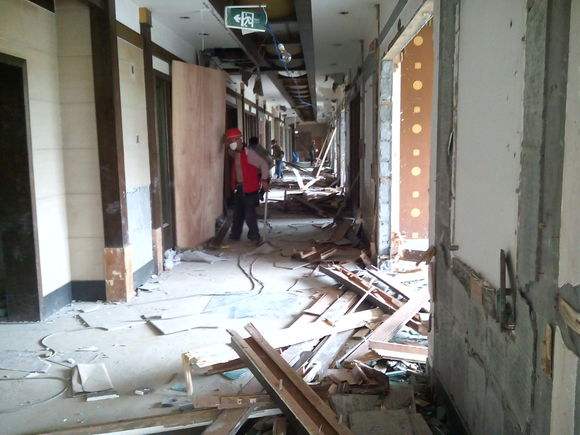 廠房室內(nèi)裝修拆除火熱進(jìn)行中